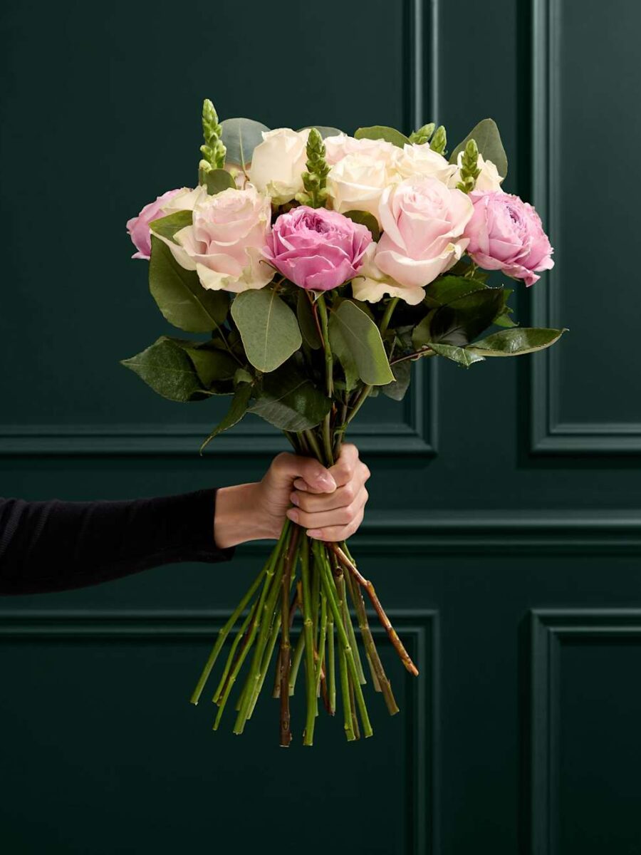 Bijūninių rožių gėlių puokštė