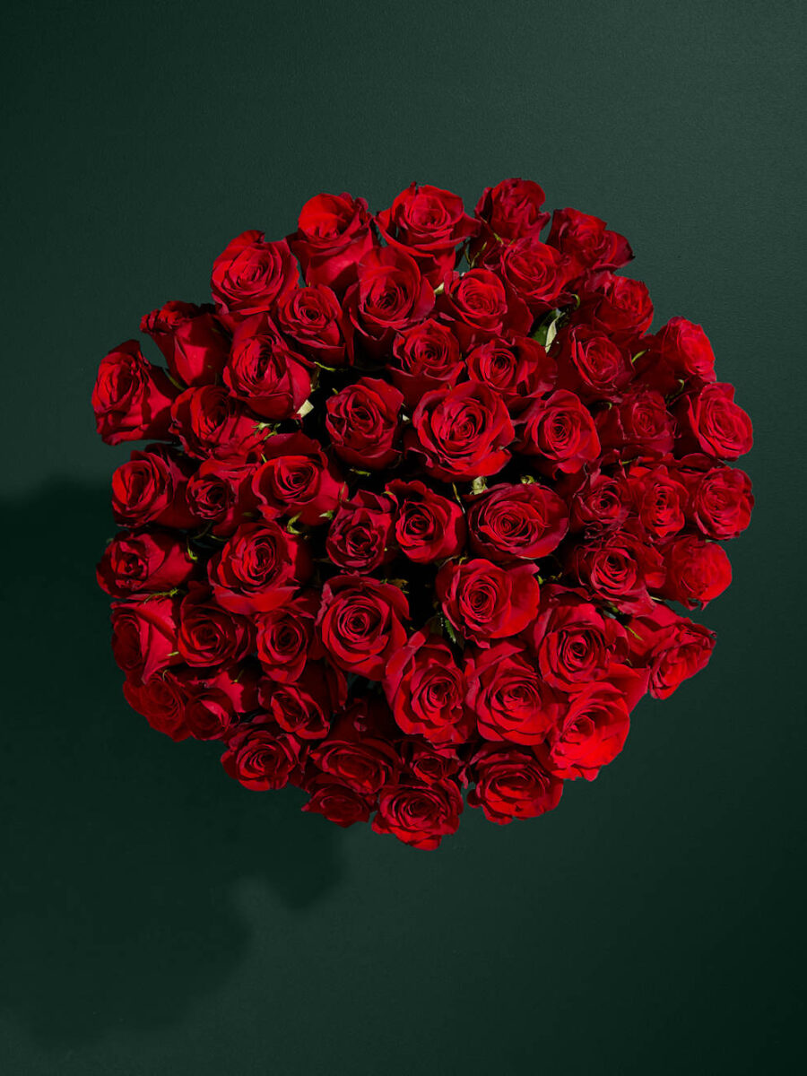 Raudonų rožių gėlių puokštė