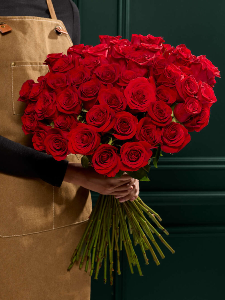 Raudonų rožių gėlių puokštė