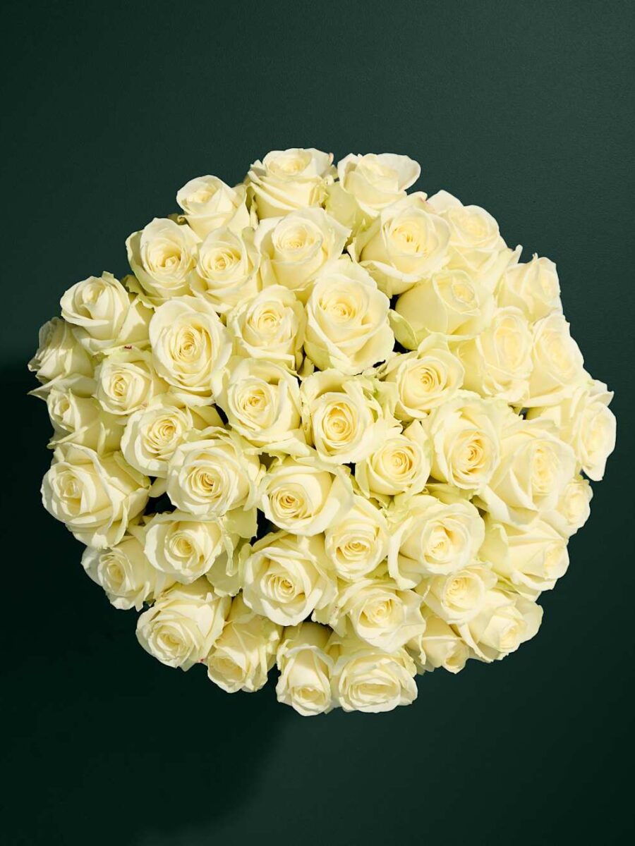 Avalanche™ baltų rožių gėlių puokštė