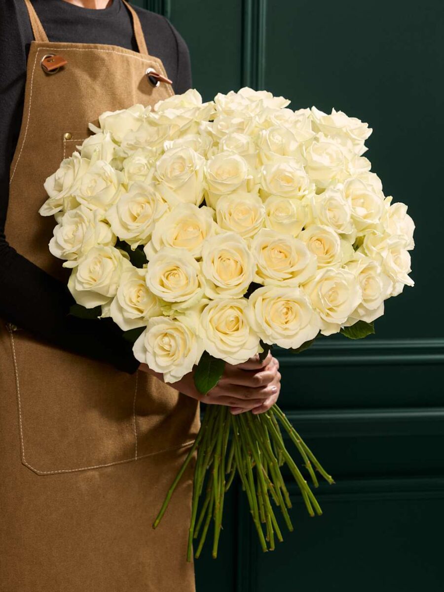 Avalanche™ baltų rožių gėlių puokštė