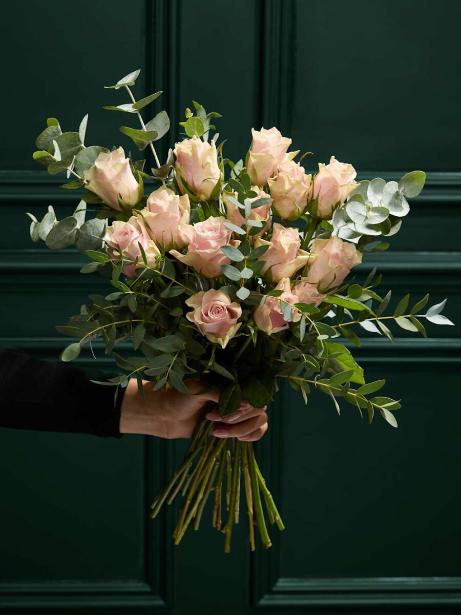 Iškilminga rožių gėlių puokštė