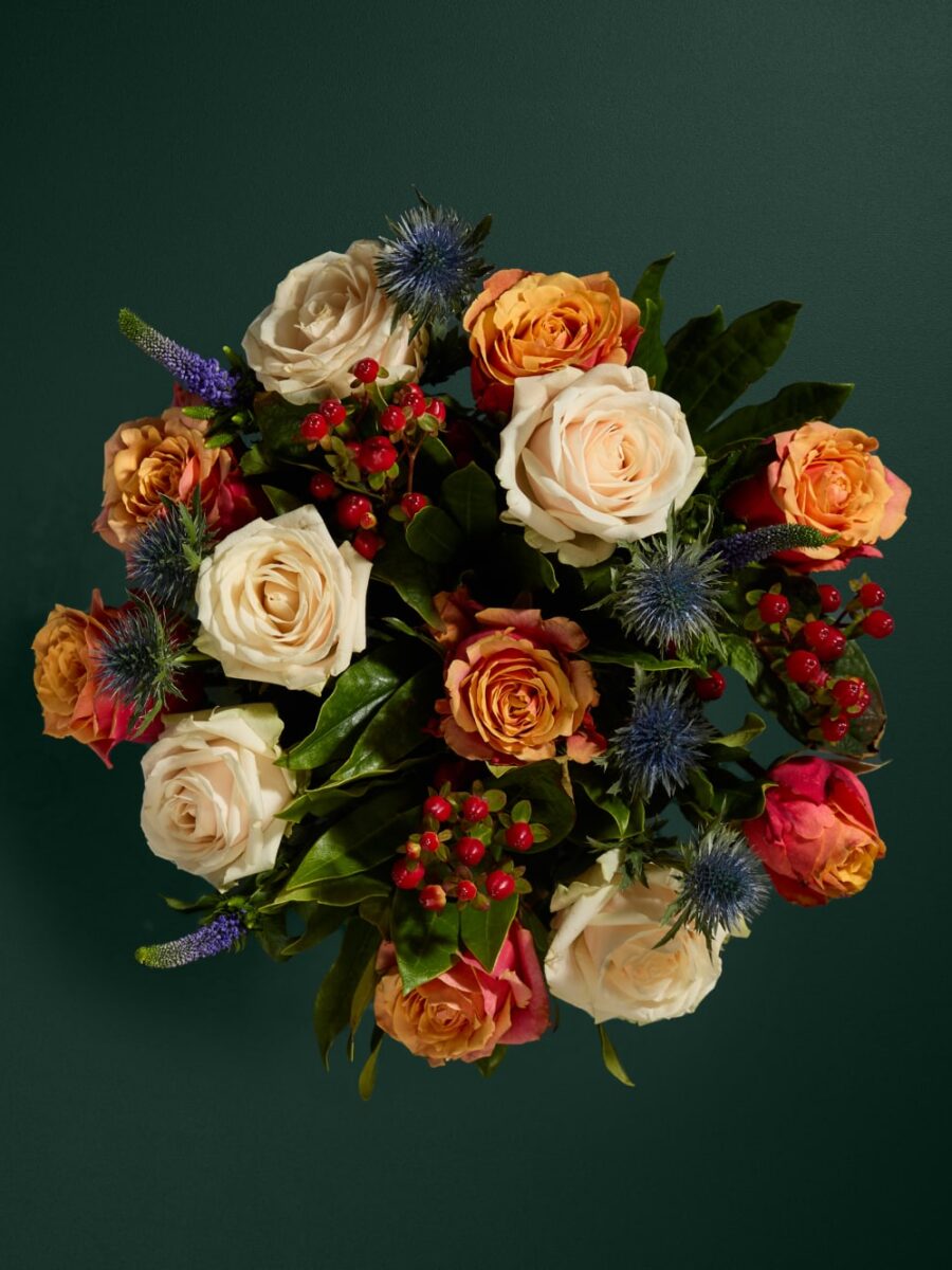 Rudeninių spalvų rožių gėlių puokštė