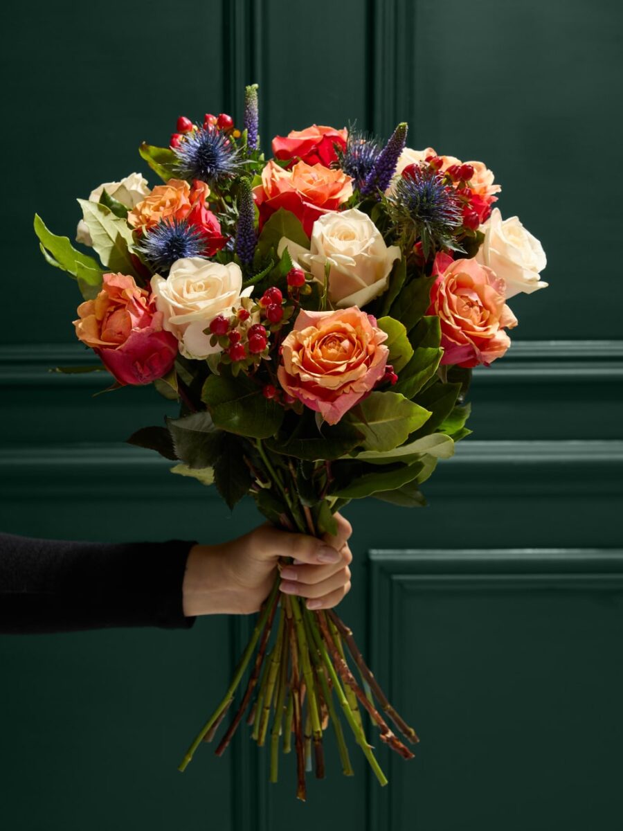 Rudeninių spalvų rožių gėlių puokštė