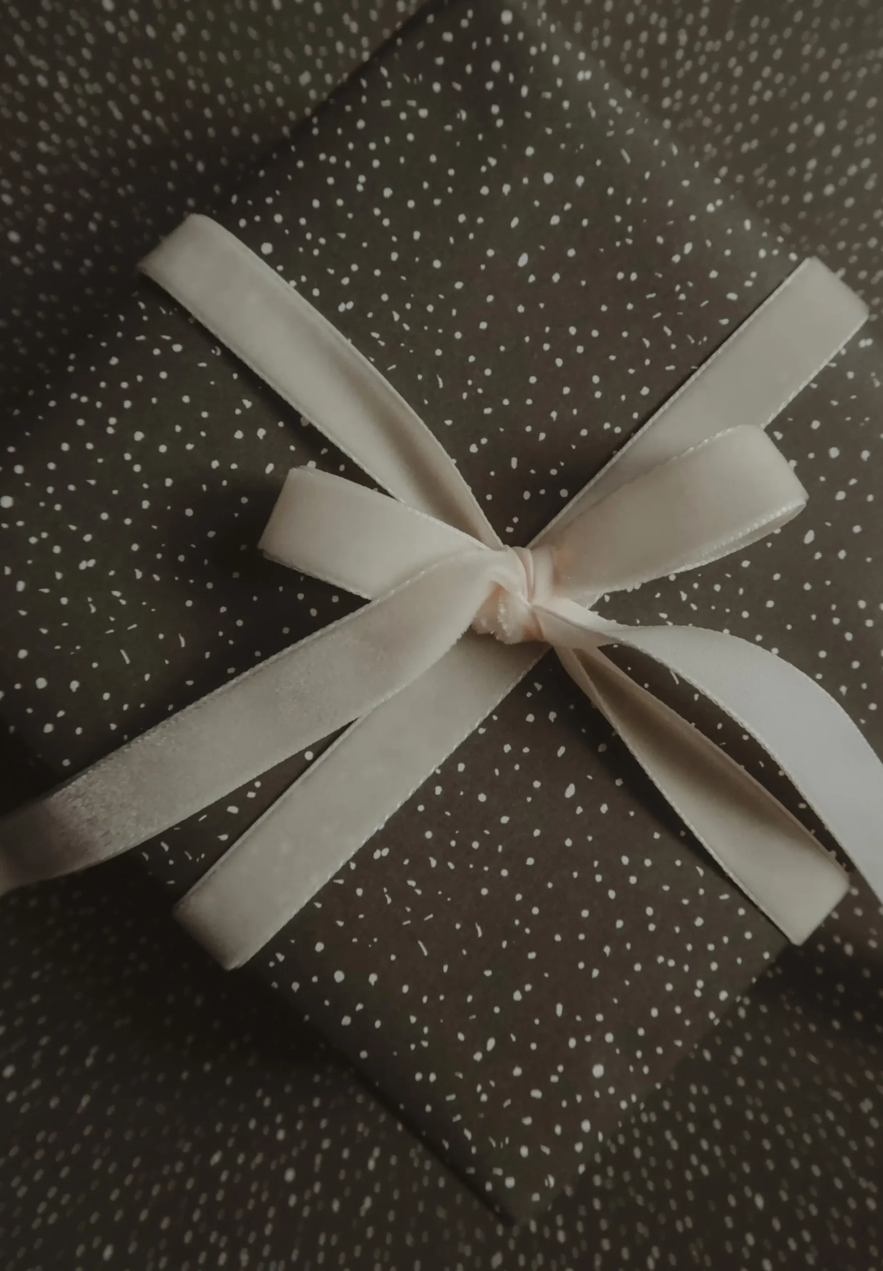 Vienpusis dovanų pakavimo popierius lapais „Sniegas“