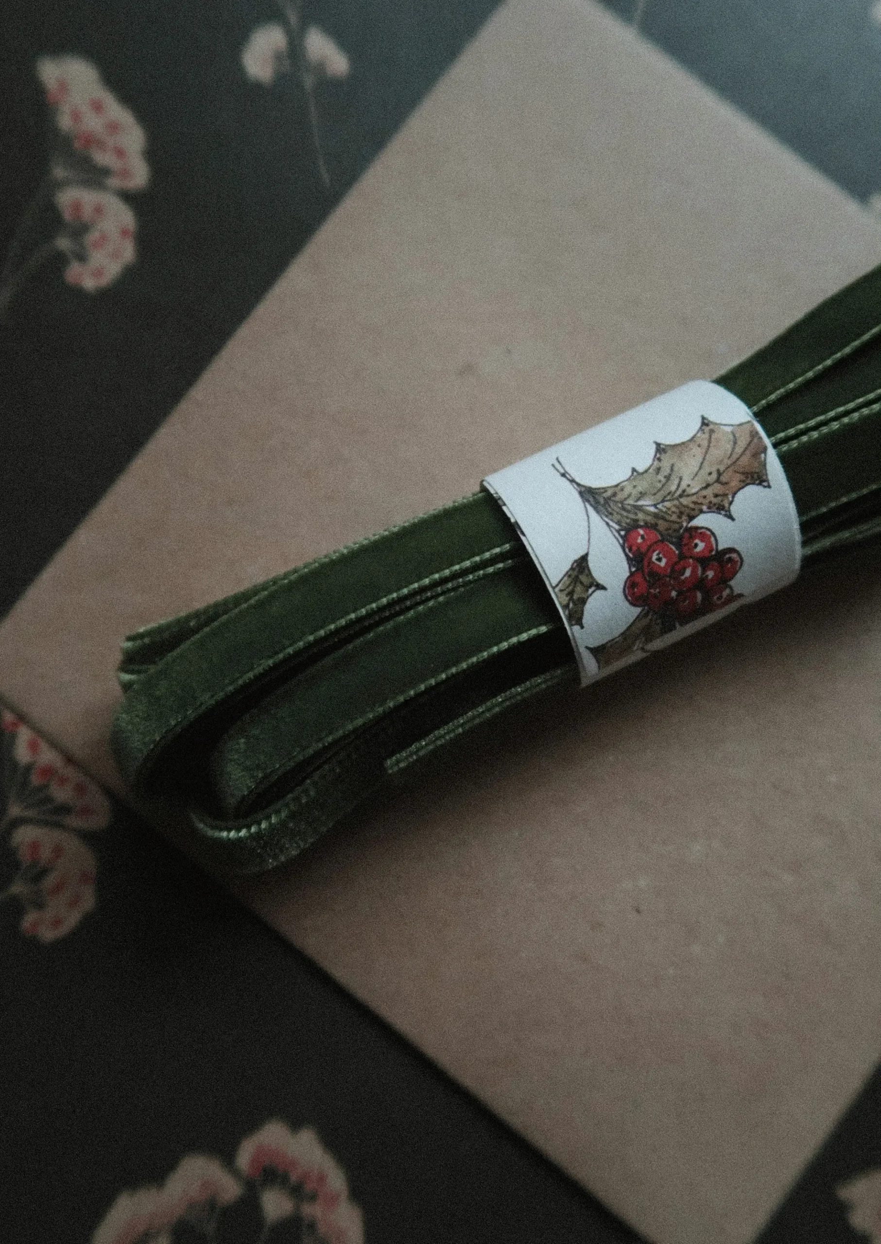 Velvetinis samanų žalios spalvos dovanų rišimo kaspinas–juostelė