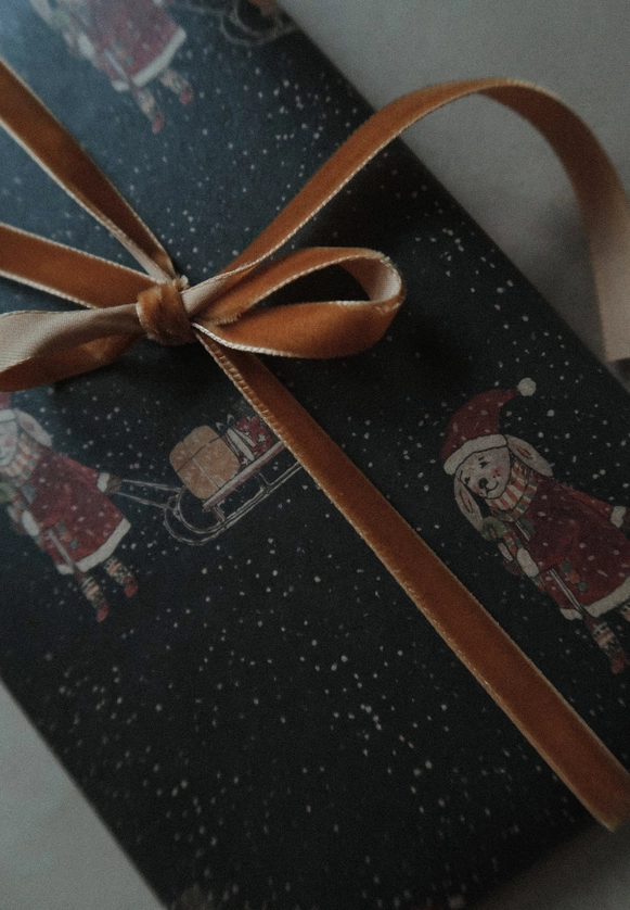 Velvetinis rudos spalvos dovanų rišimo kaspinas–juostelė