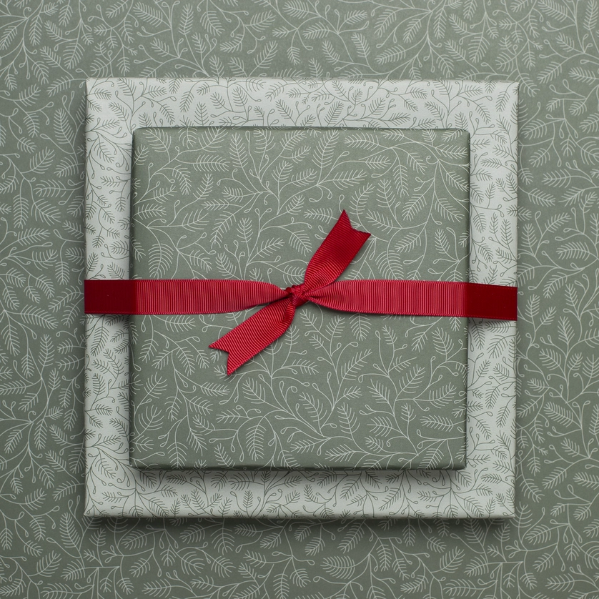 Tamsiai raudonos spalvos dovanų rišimo kaspinas–juostelė