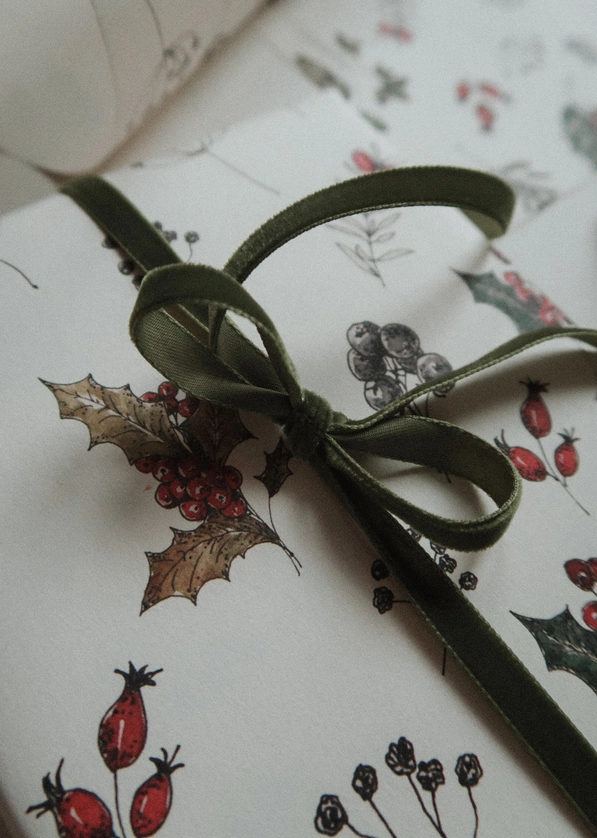 Velvetinis samanų žalios spalvos dovanų rišimo kaspinas–juostelė