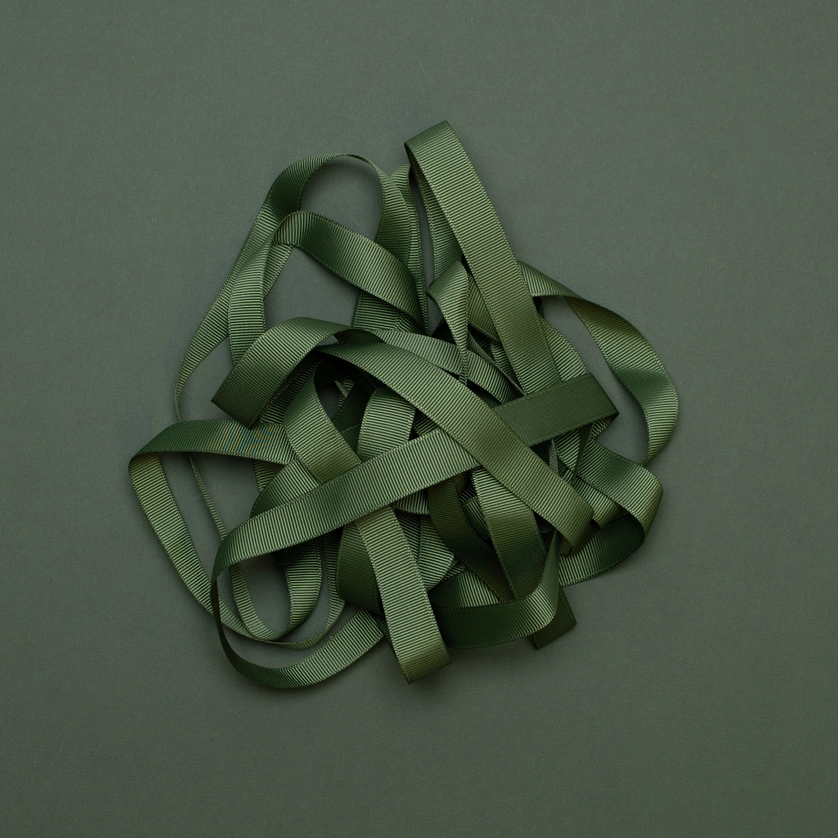 Tamsiai žalios spalvos dovanų rišimo kaspinas–juostelė