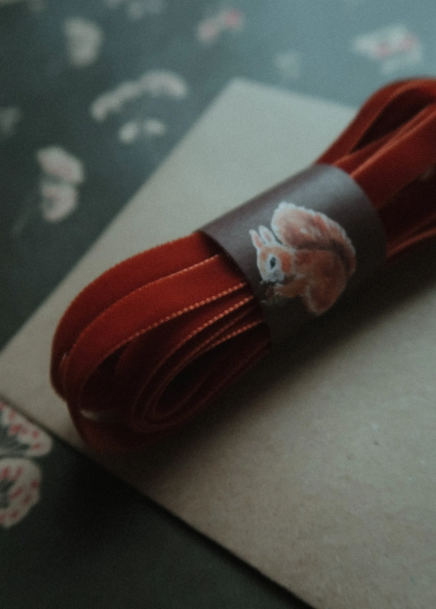 Velvetinis raudonos spalvos dovanų rišimo kaspinas–juostelė