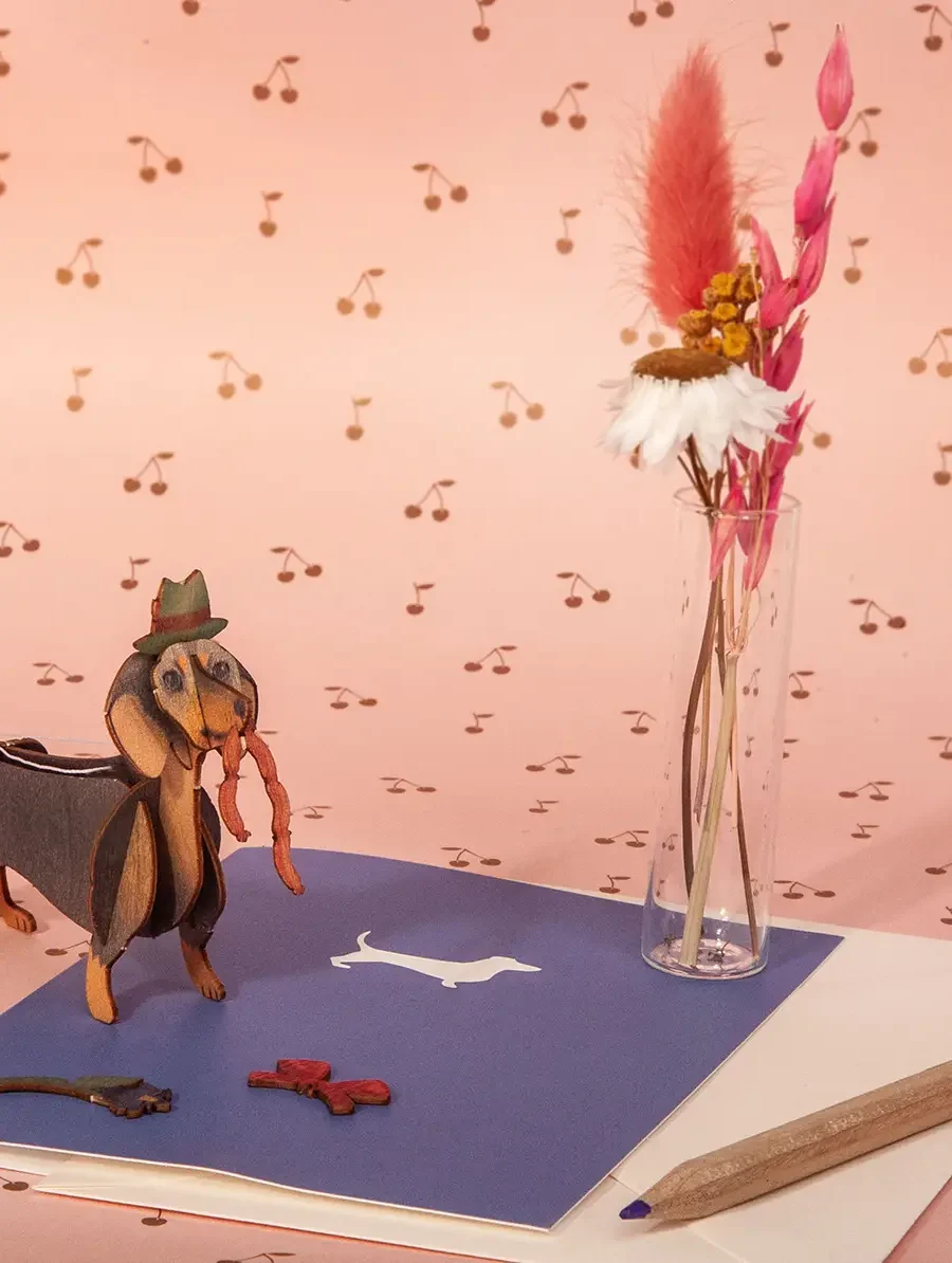 Rankų darbo 3D medinis atvirukas–sudėliojama dekoracija „Taksas”