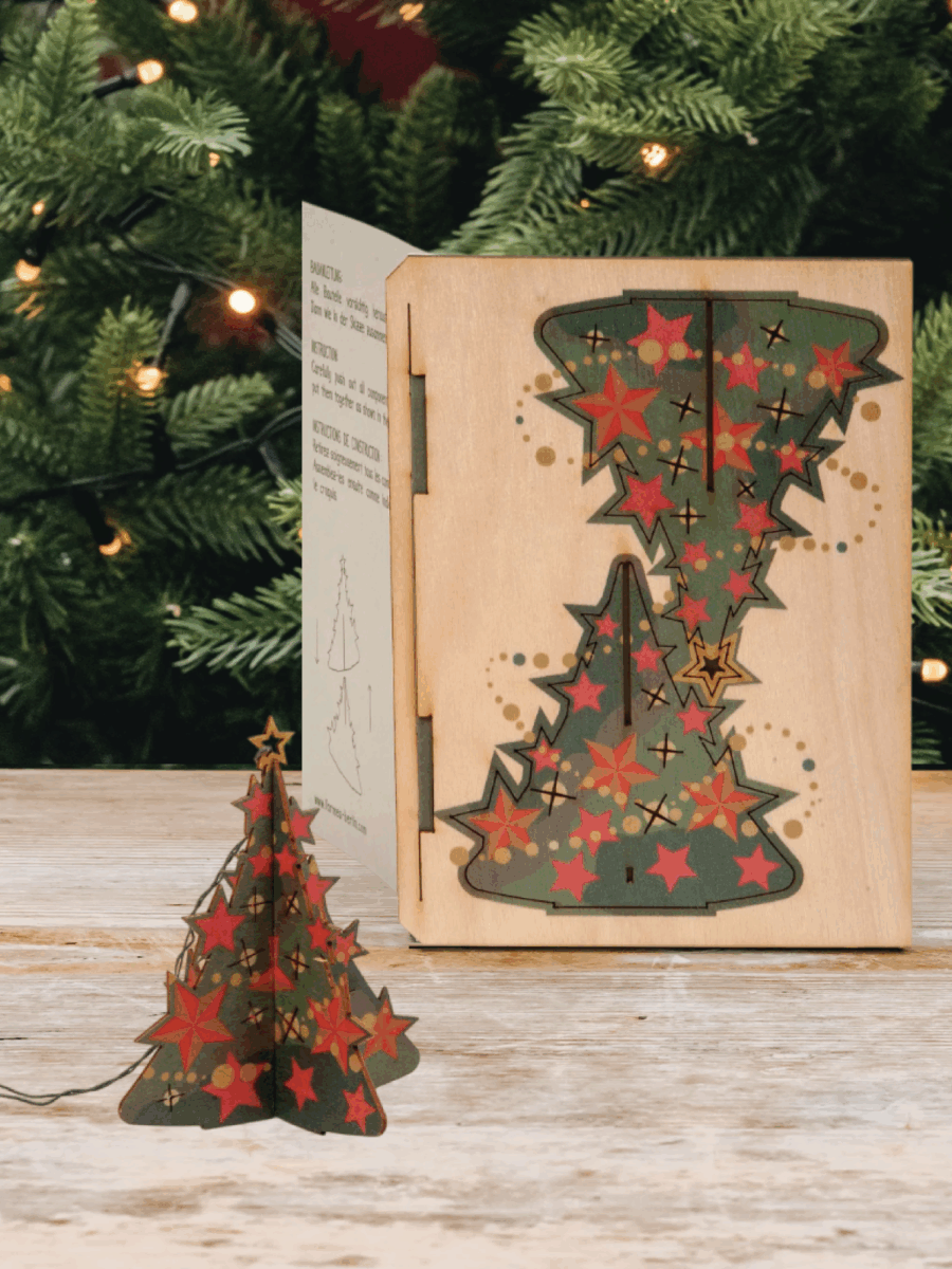 Rankų darbo 3D medinis atvirukas–sudėliojama dekoracija „Kalėdų eglutė”