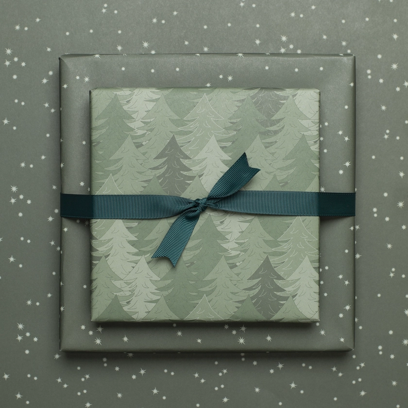 Dvipusis dovanų pakavimo popierius lapais „Eglutės ir žvaigždės“