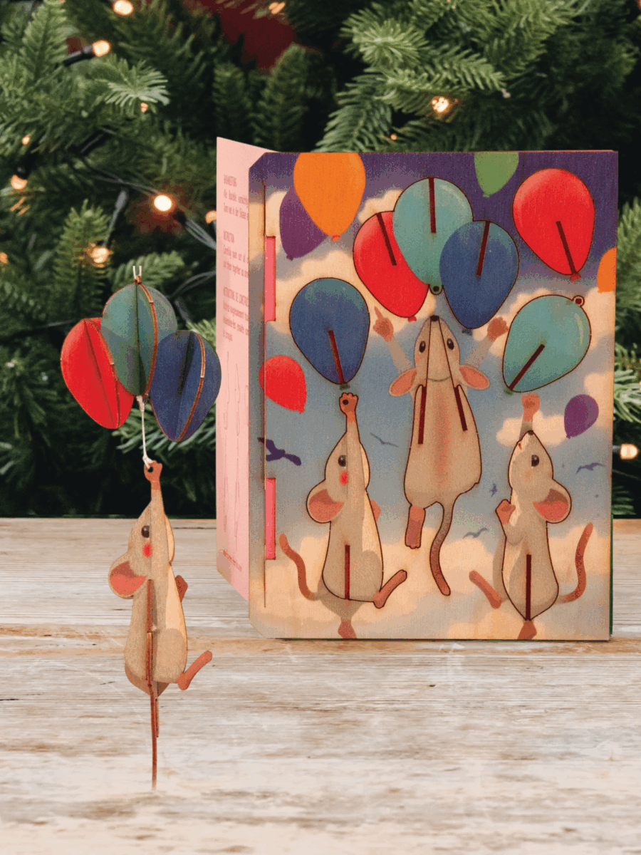 Rankų darbo 3D medinis atvirukas–sudėliojama dekoracija „Pelytė su balionais”