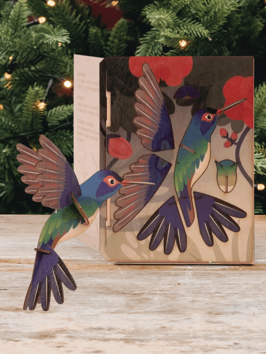 Rankų darbo 3D medinis atvirukas–sudėliojama dekoracija „Kolibris”