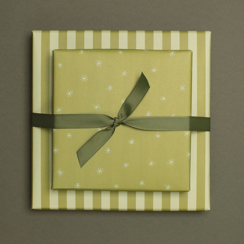 Dvipusis dovanų pakavimo popierius lapais „Žalios žvaigždės ir juostelės“