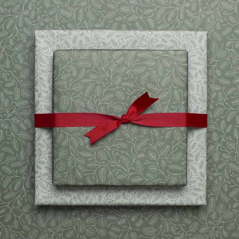 Dvipusis dovanų pakavimo popierius lapais „Pušies šakelės“
