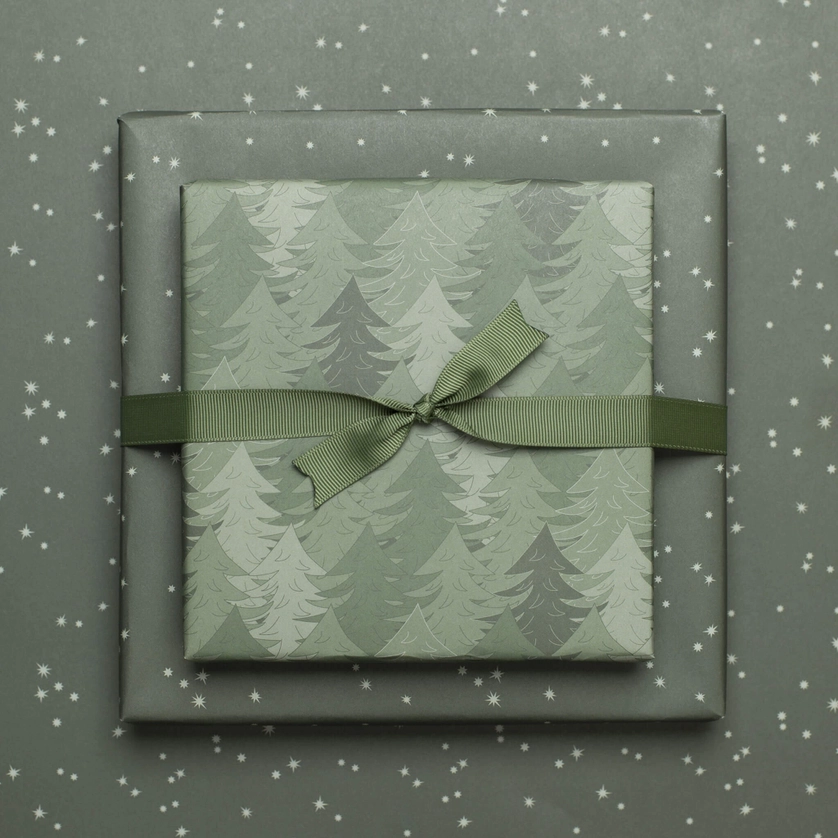 Tamsiai žalios spalvos dovanų rišimo kaspinas–juostelė