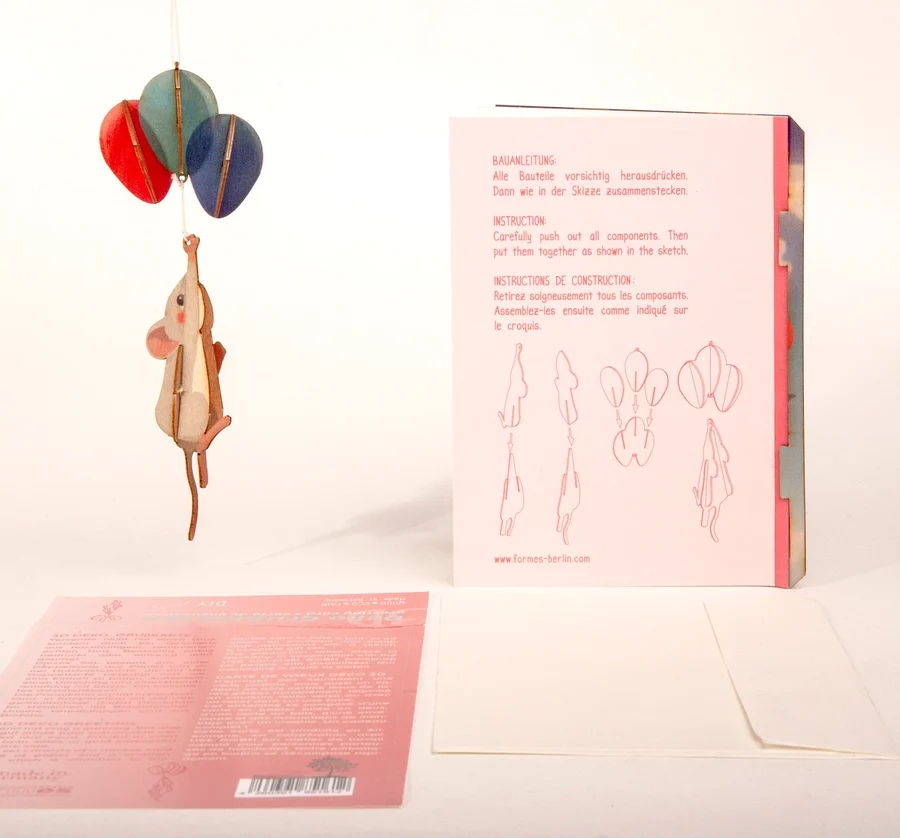 Rankų darbo 3D medinis atvirukas–sudėliojama dekoracija „Pelytė su balionais”