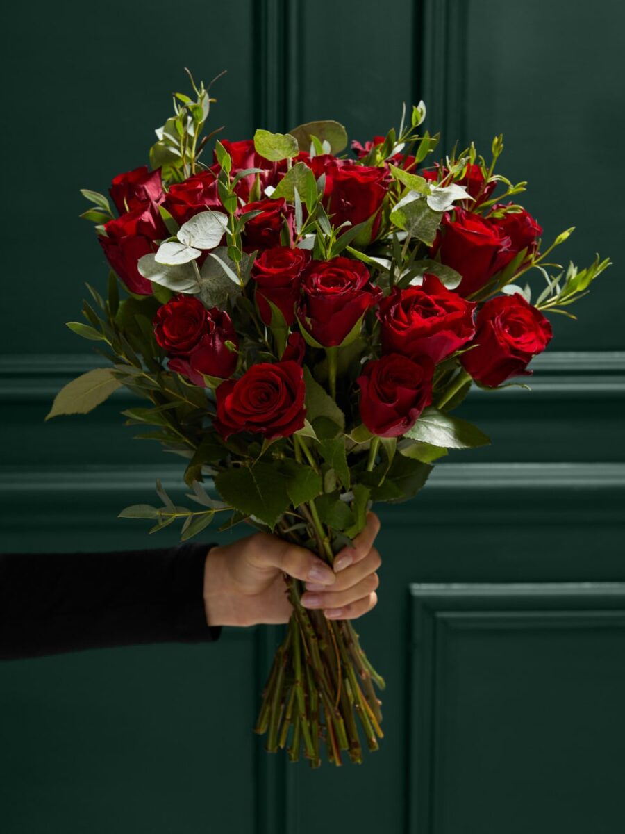 Šventinė raudonų rožių ir eukalipto gėlių puokštė