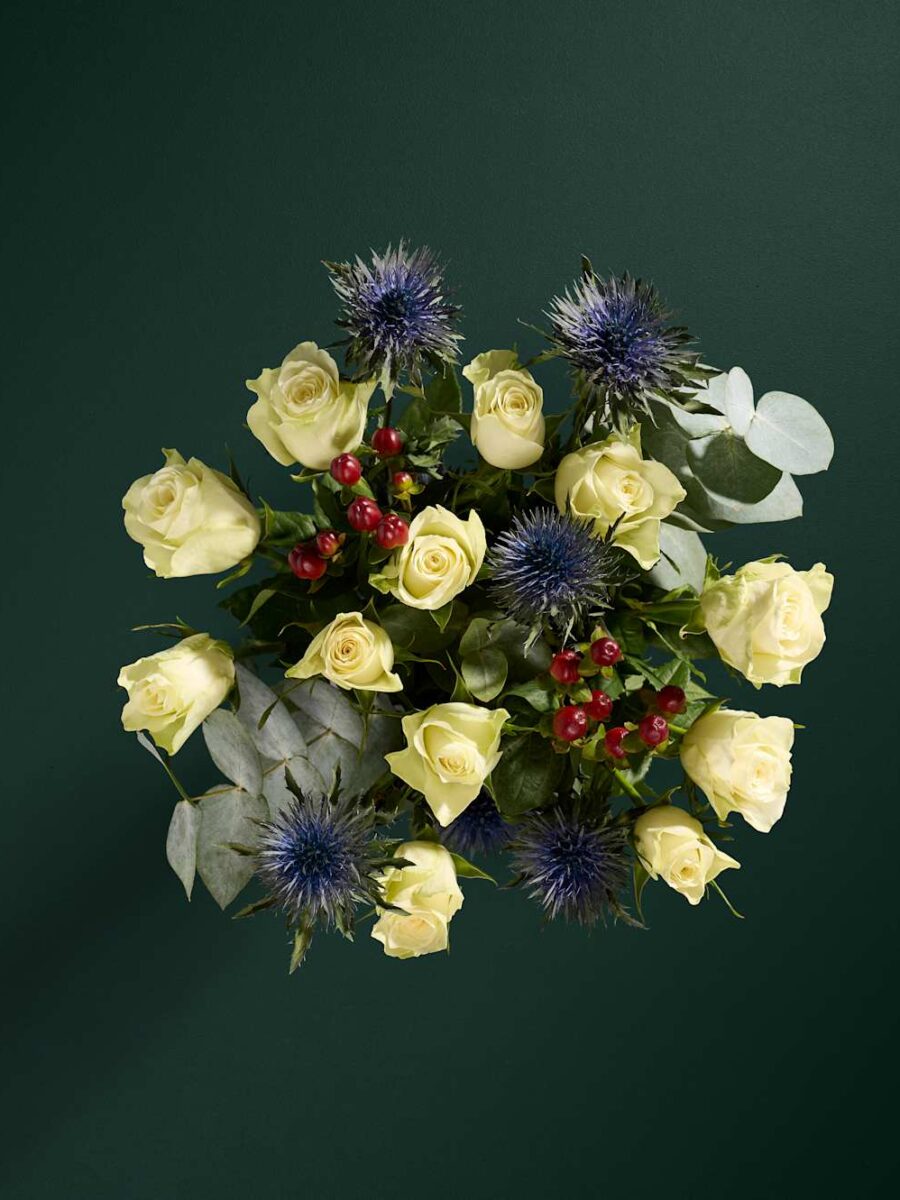 Šventinė rožių ir jonažolių gėlių puokštė