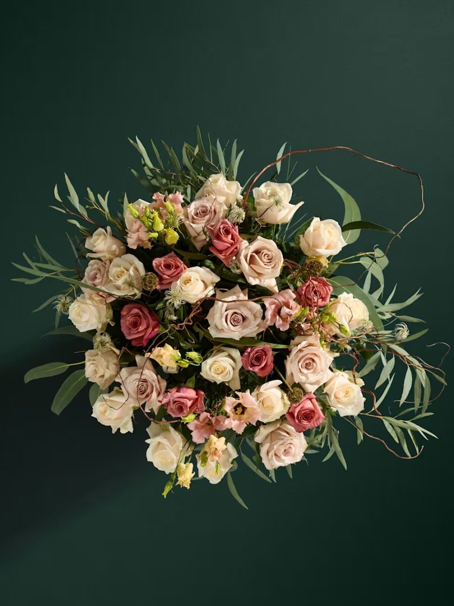 Prabangi rožių ir gluosnio gėlių puokštė