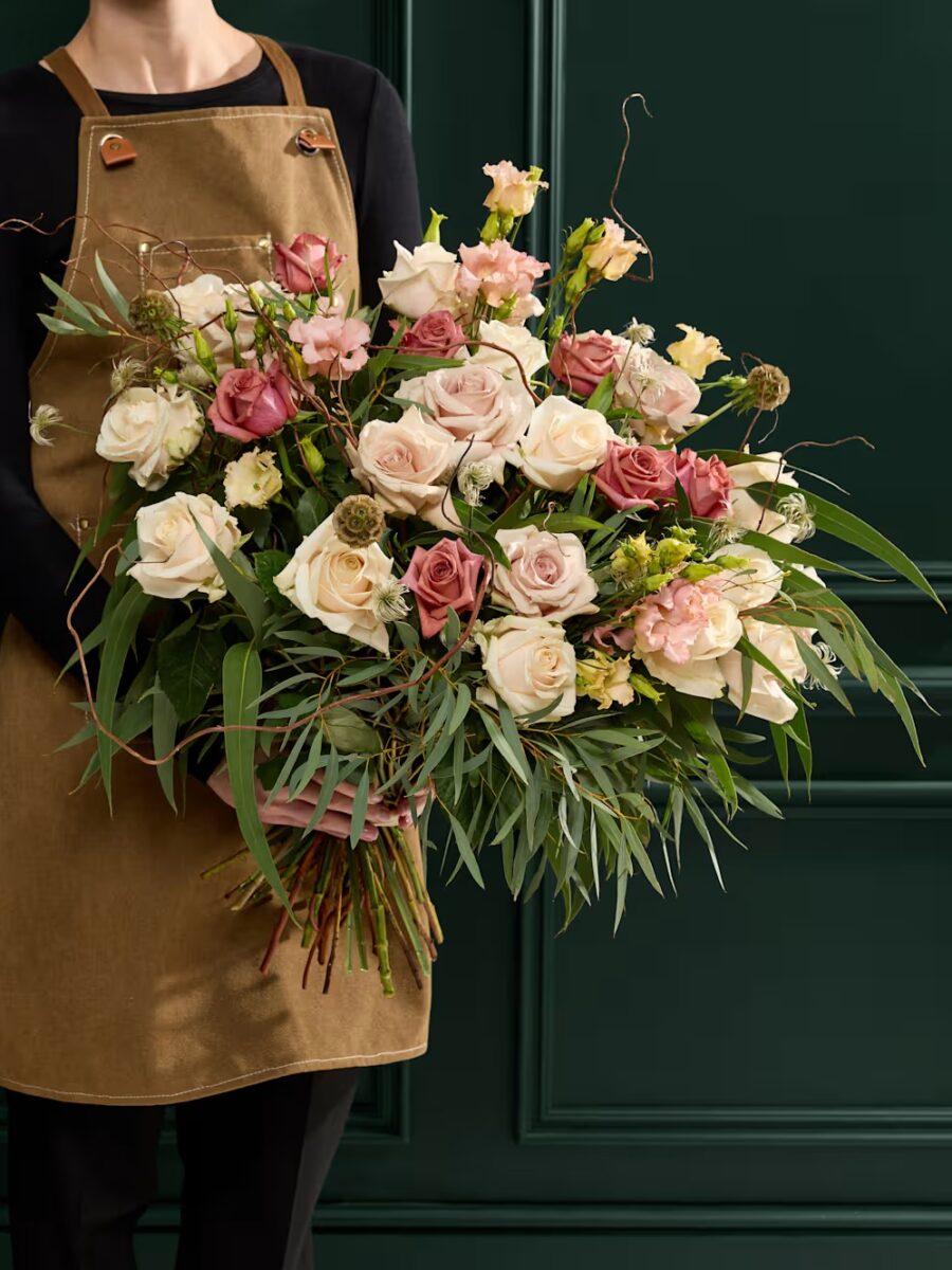 Prabangi rožių ir gluosnio gėlių puokštė