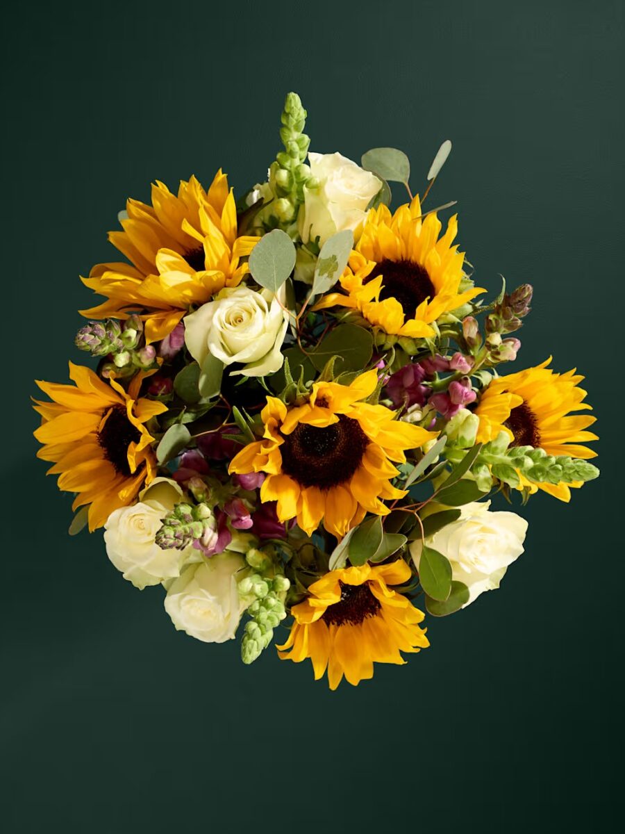 Saulėta saulėgrąžų ir rožių gėlių puokštė