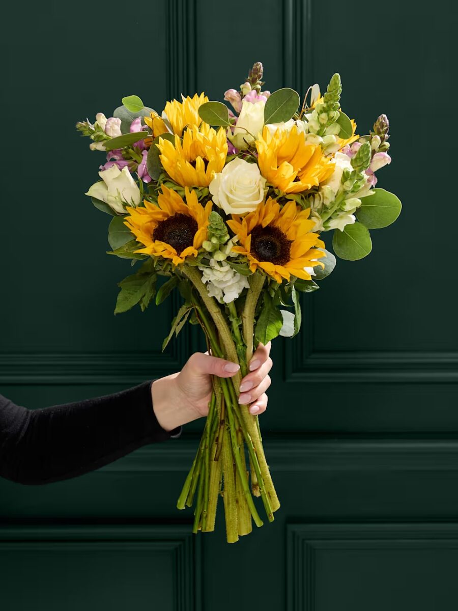 Saulėta saulėgrąžų ir rožių gėlių puokštė