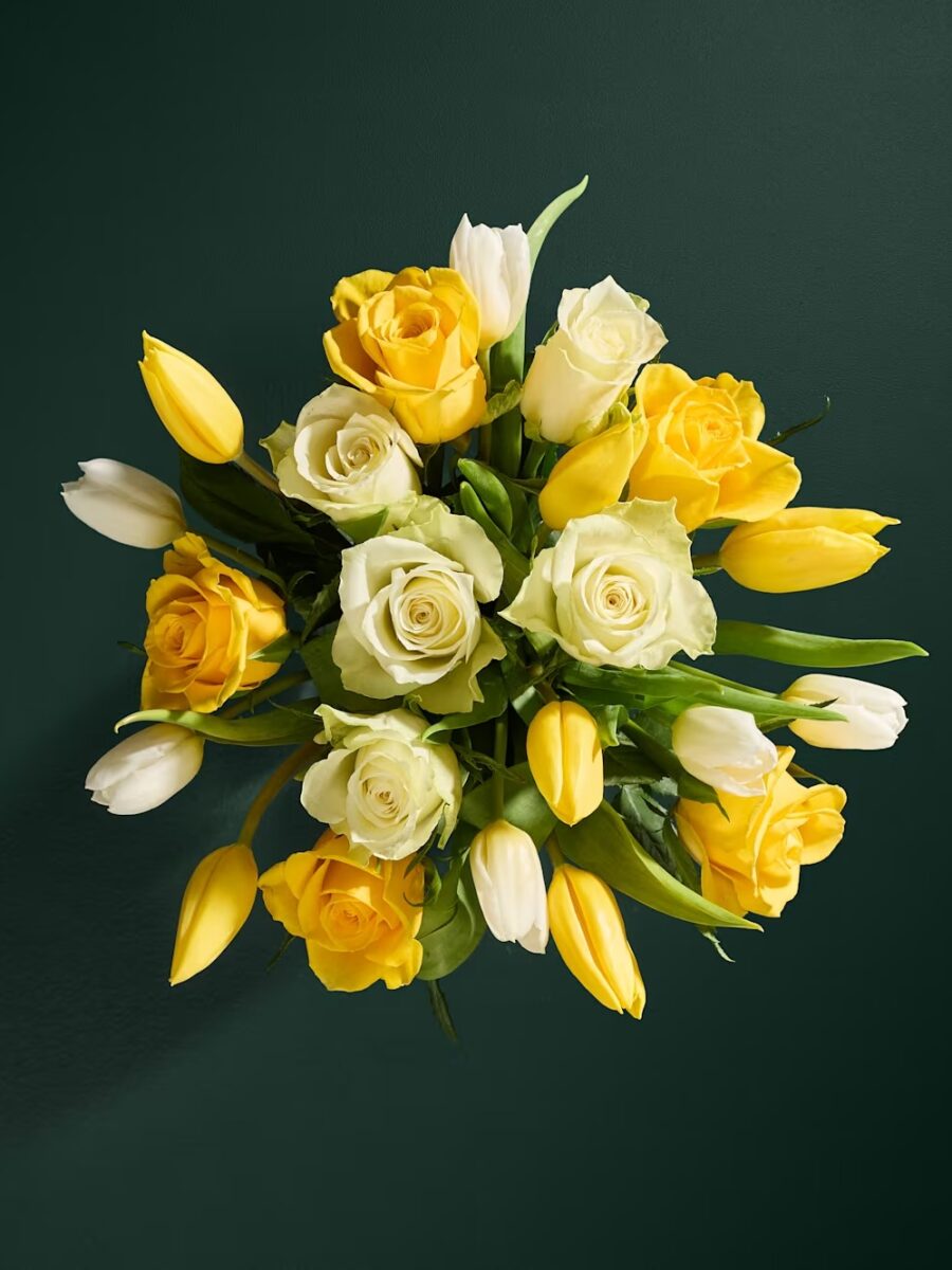 Geltonų tulpių ir rožių gėlių puokštė