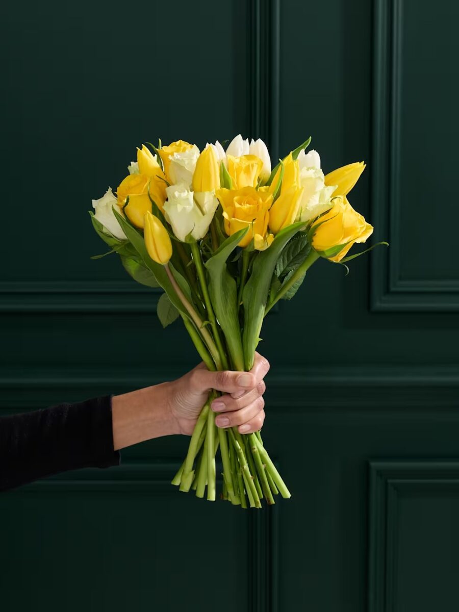 Geltonų tulpių ir rožių gėlių puokštė