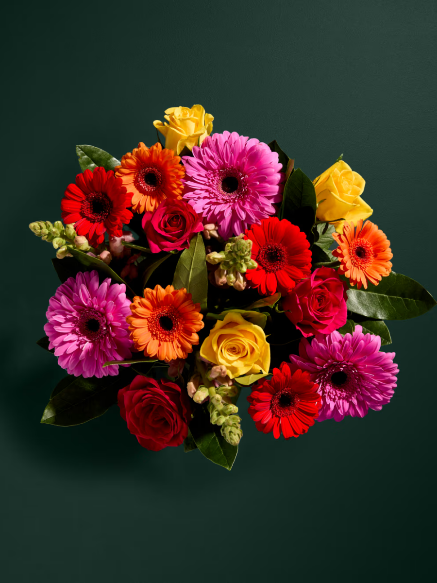 Ryškiaspalvė rožių, gerberų ir žioveinių gėlių puokštė