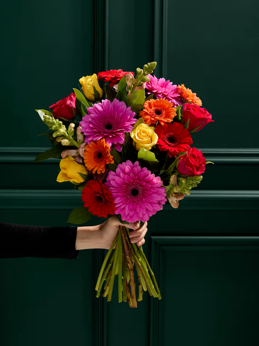 Ryškiaspalvė rožių, gerberų ir žioveinių gėlių puokštė