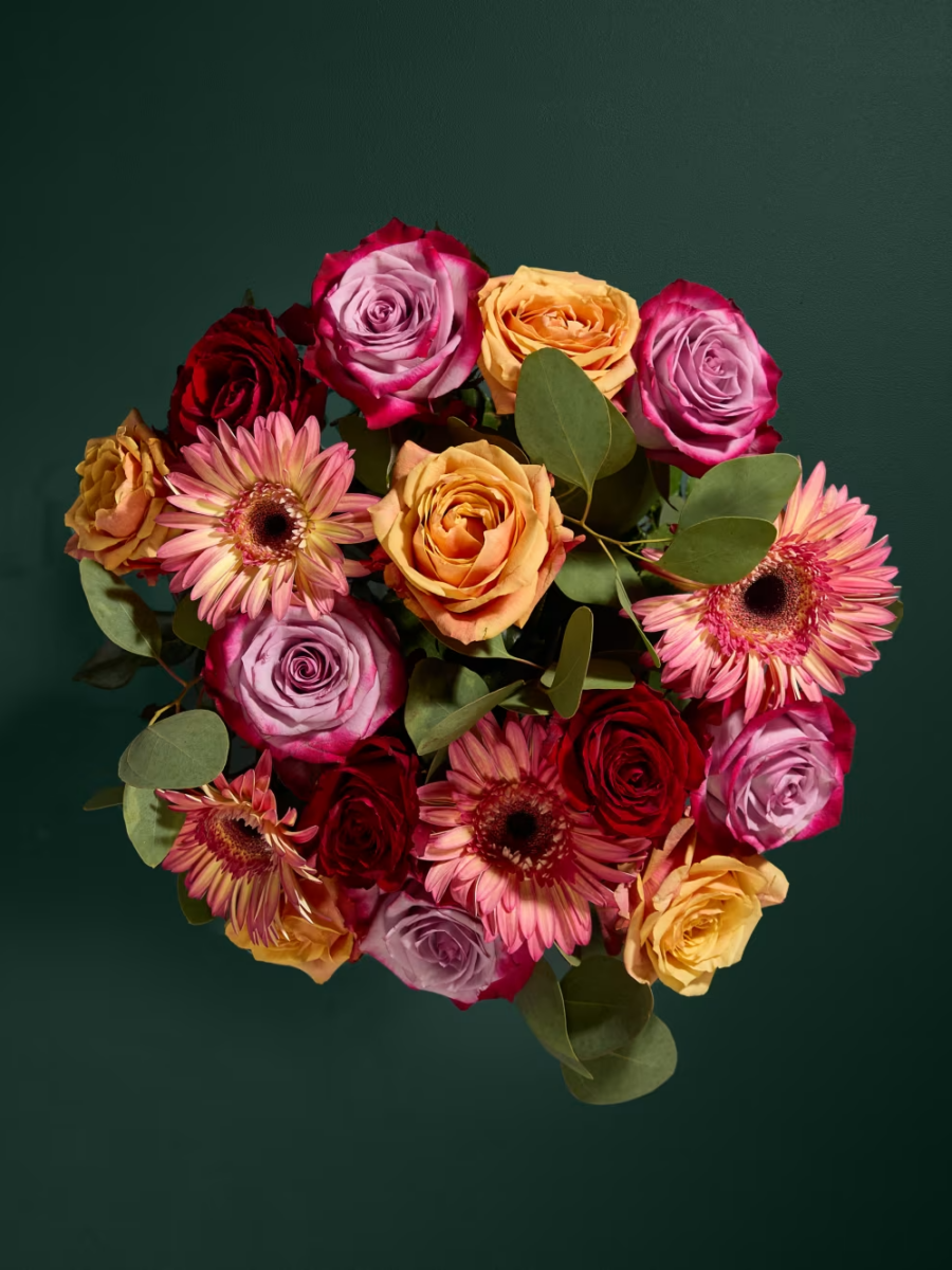 Įvairiaspalvių rožių ir gerberų gėlių puokštė