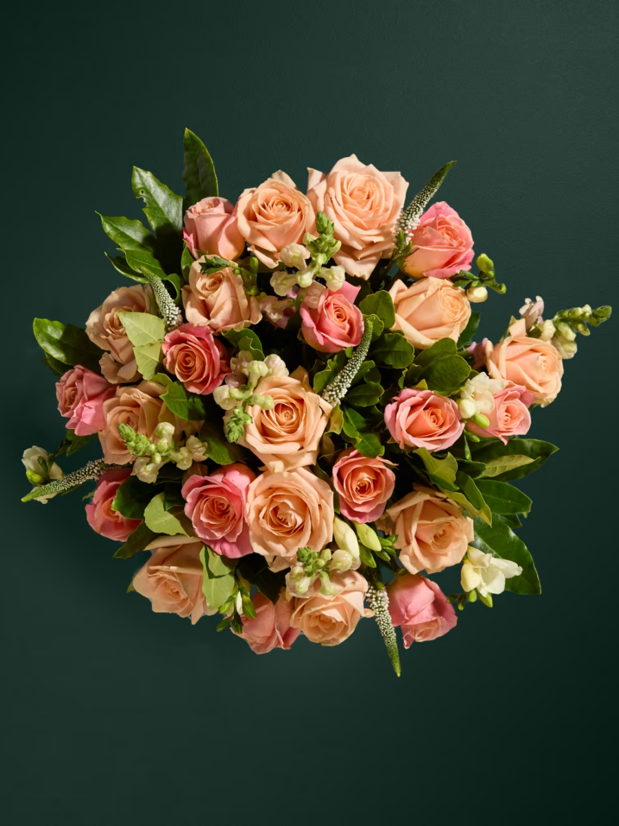 Rožių ir frezijų gėlių puokštė