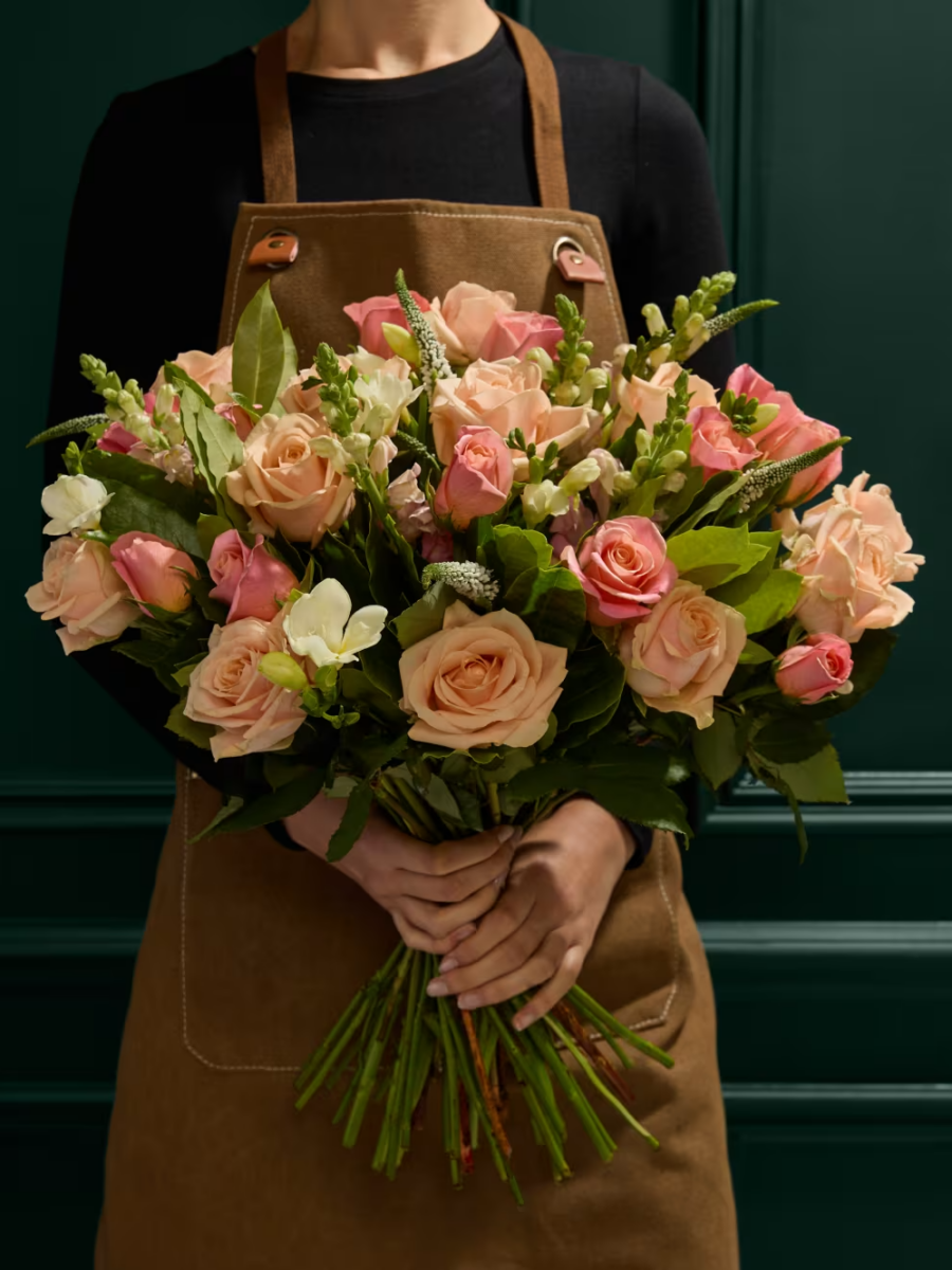 Rožių ir frezijų gėlių puokštė