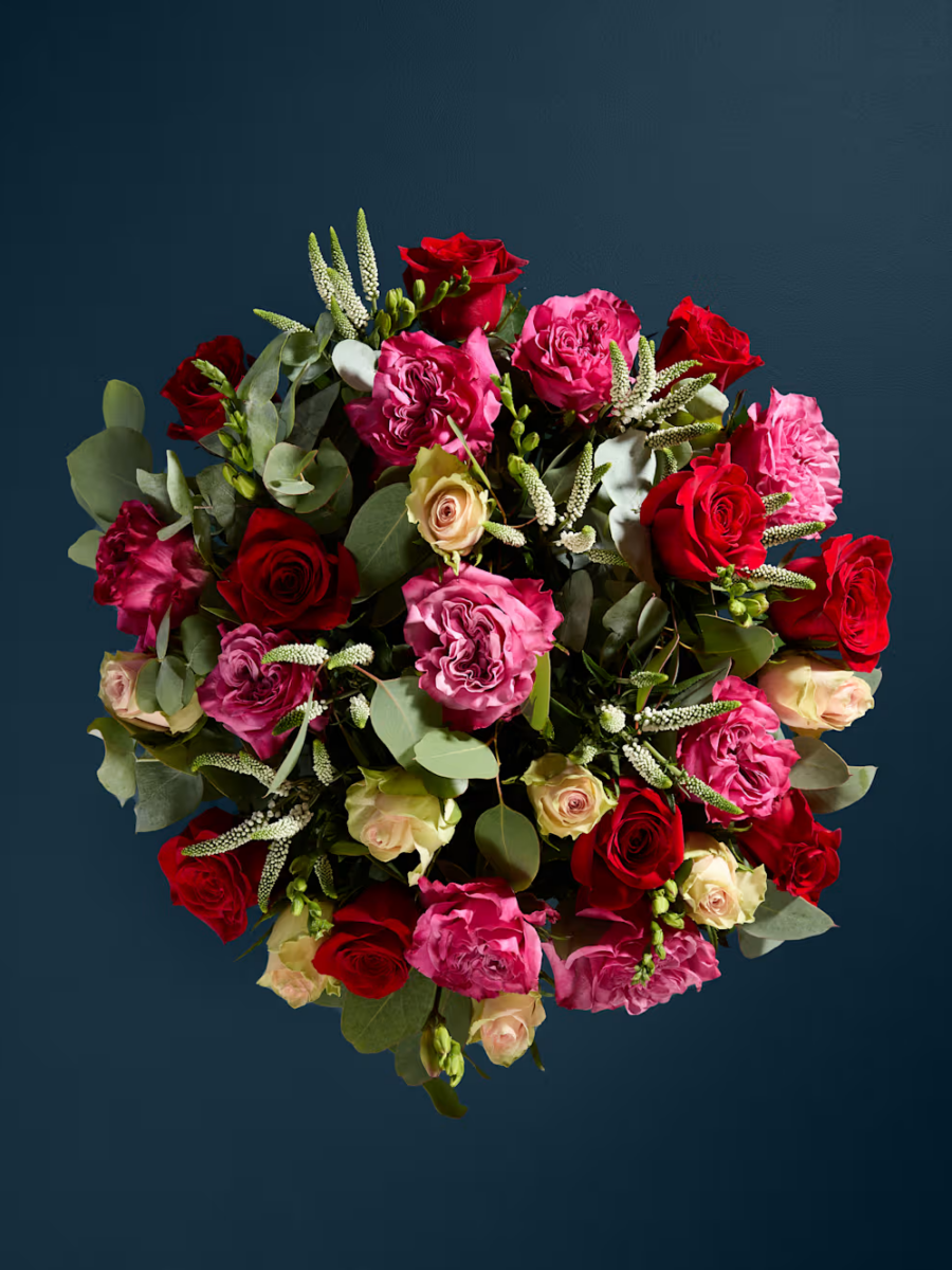 Frezijų, rožinių ir raudonų rožių gėlių puokštė