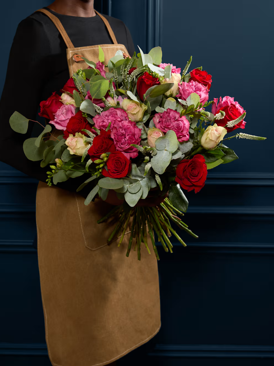 Frezijų, rožinių ir raudonų rožių gėlių puokštė