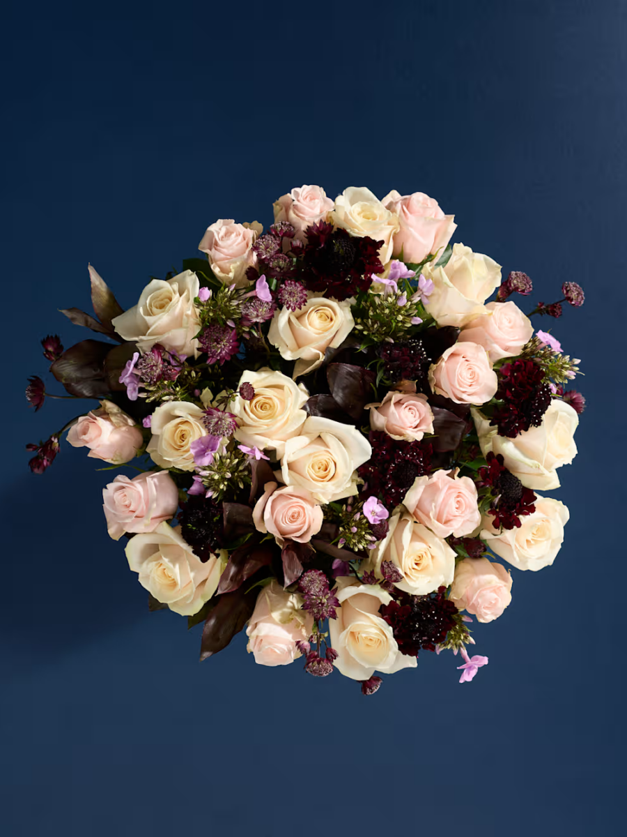 Prabangių rožių ir žvaigždūnių gėlių puokštė