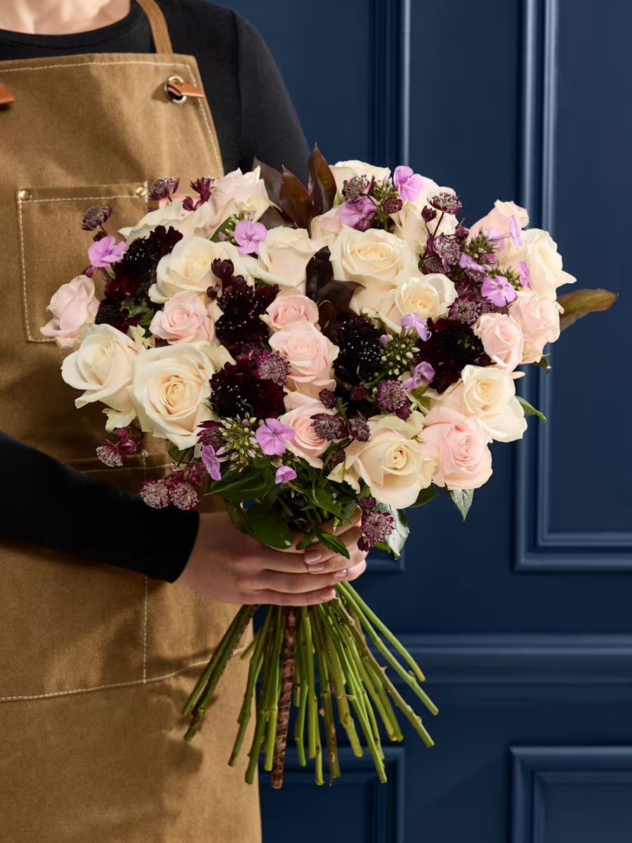 Prabangių rožių ir žvaigždūnių gėlių puokštė