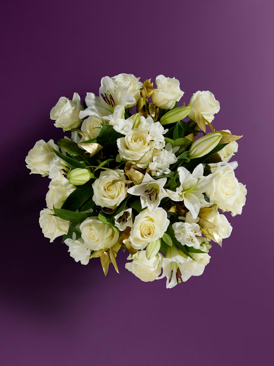 Baltų rožių, frezijų ir lelijų gėlių puokštė