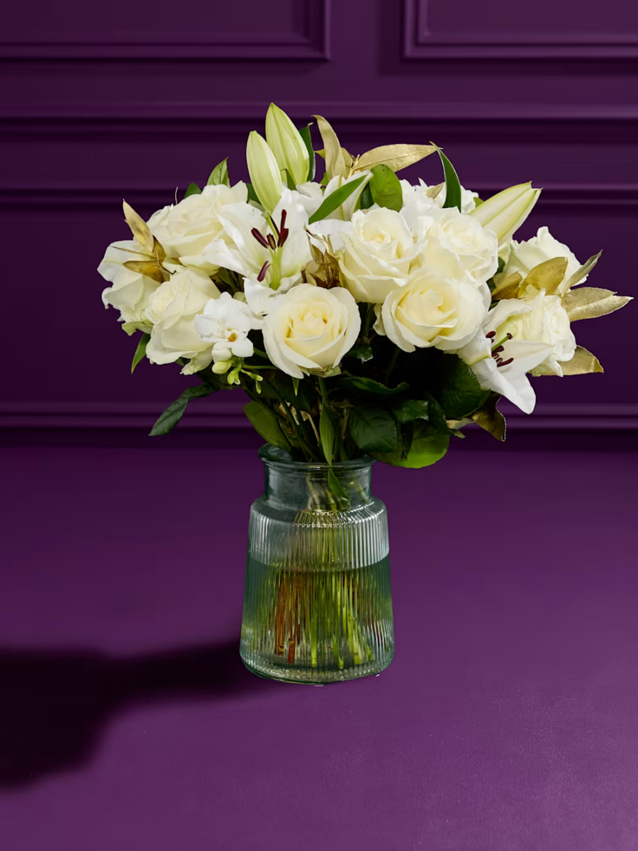 Baltų rožių, frezijų ir lelijų gėlių puokštė