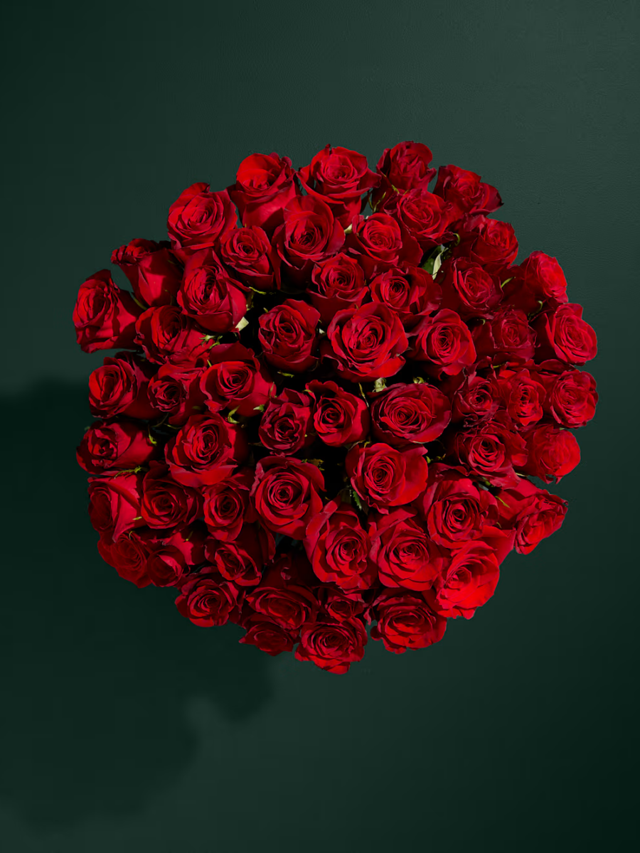 Išskirtinių raudonų rožių gėlių puokštė