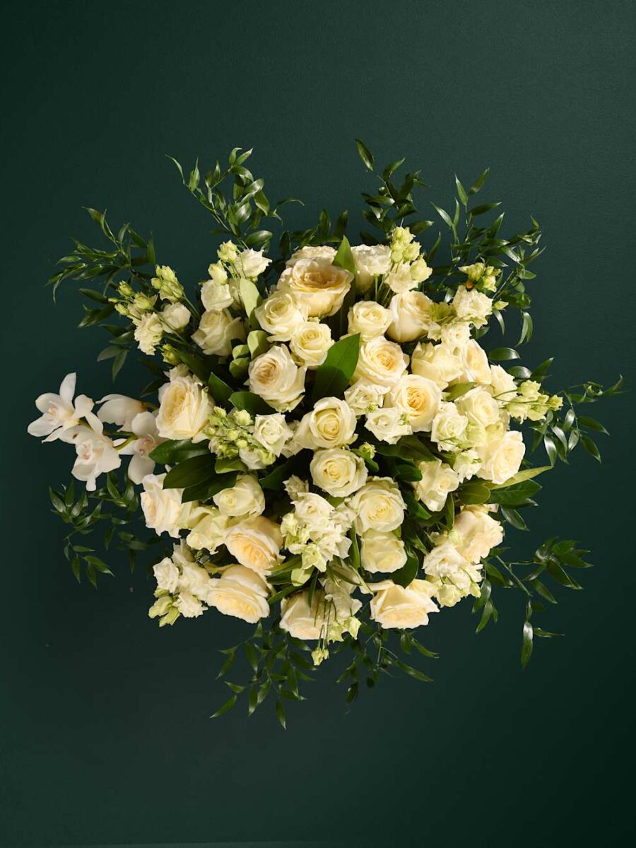 Prabangi rožių ir orchidėjų gėlių puokštė