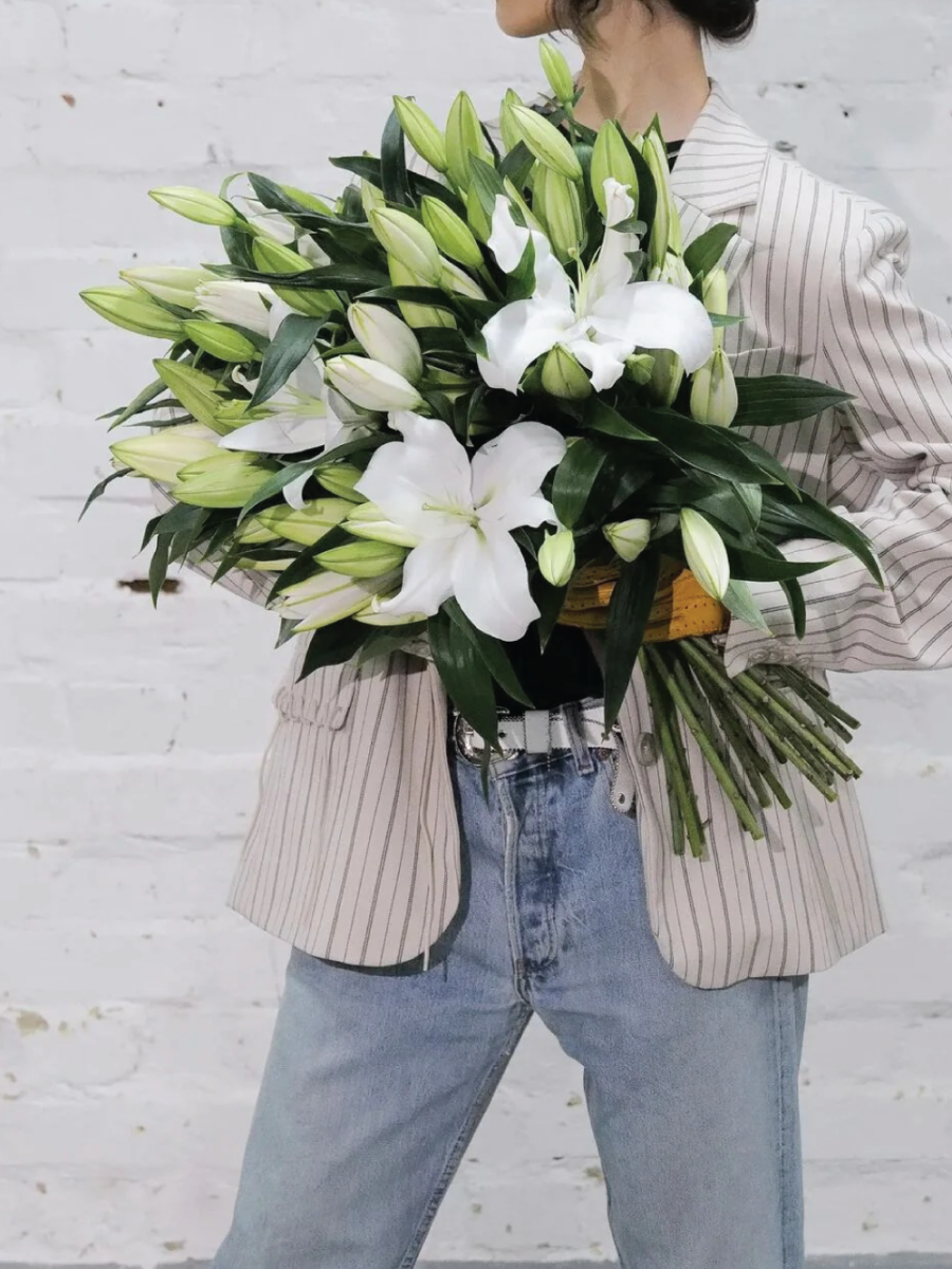 Dvigubų, baltų lelijų gėlių puokštė