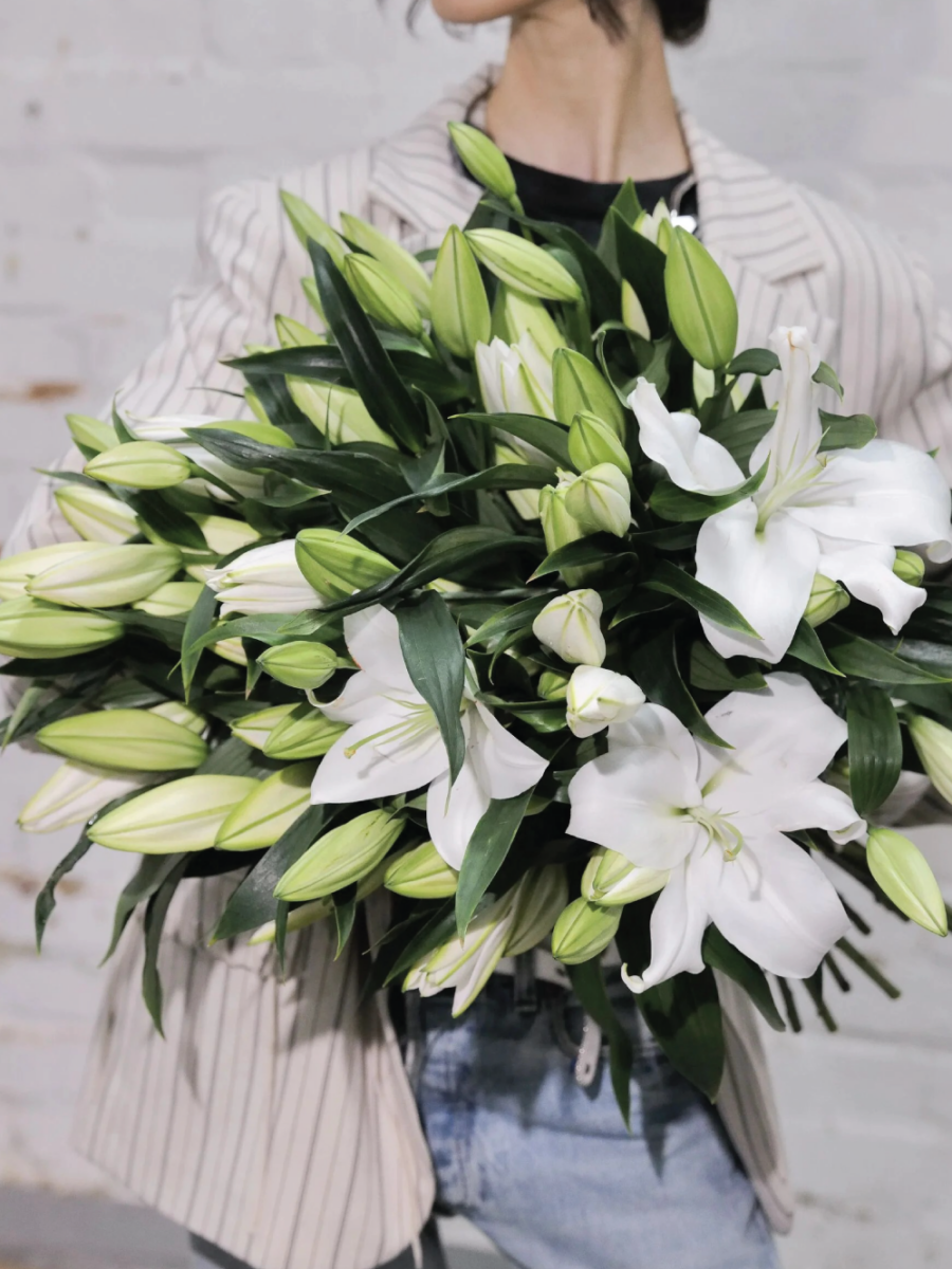 Dvigubų, baltų lelijų gėlių puokštė • 2026 m. Valentino dienos gėlių puokštė