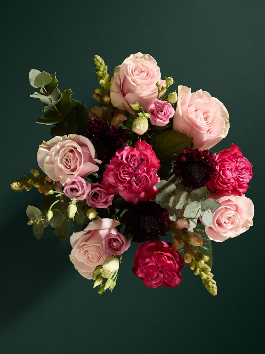 Rožinių rožių ir žioveinių gėlių puokštė