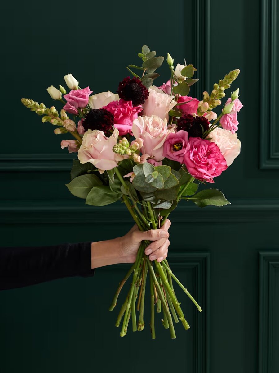 Rožinių rožių ir žioveinių gėlių puokštė