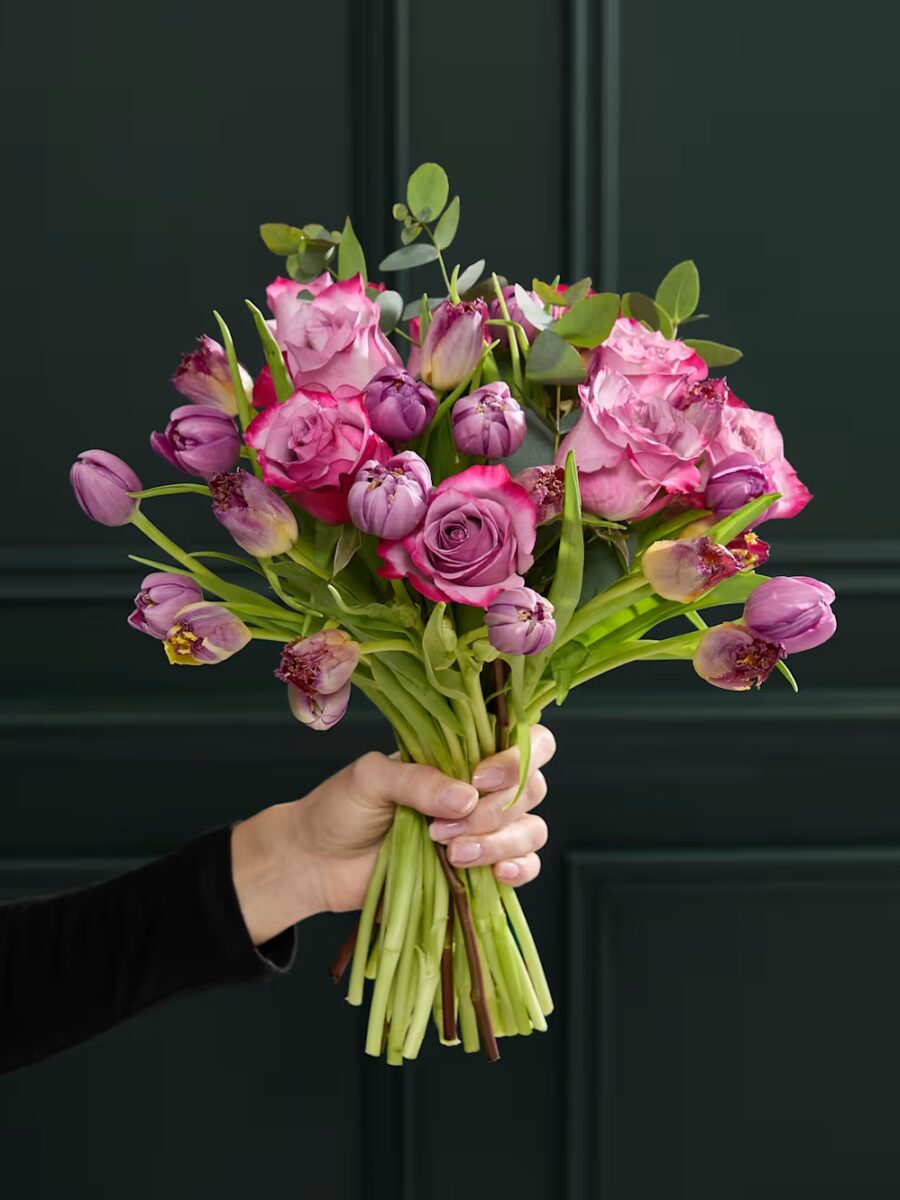 Purpurinių rožių ir tulpių gėlių puokštė